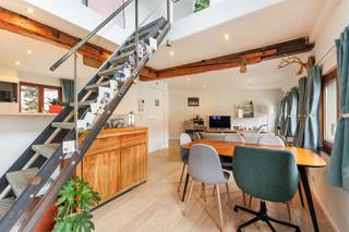 <p><span>INSTAPKLAAR DUPLEX-APPARTEMENT </span></p><p><span>OP CENTRALE TOP LOCATIE !</span></p><p><span> </span></p><p><span>Ontdek dit charmante, instapklaar Duplex-appartement op de bovenste verdieping van een kleinschalig gebouw.</span></p><p><span>De ruimtes in dit appartement bieden een open gevoel en dit in combinatie met een slimme en speelse indeling met een lichtrijke sfeer.</span></p><p><span> </span></p><p><span>3</span><span><sup>e</sup></span><span> Verdiep</span><span> </span></p><p><span>Bij het binnenkomen word je meteen verwelkomd in een aangename leefruimte met open keuken, de ideale plek voor young professionals of koppels, </span></p><p><span>perfect voor ontspanning en sociale gelegenheden.</span></p><p><span>Dankzij de vele raampartijen geniet je hier de hele dag door van een overvloed aan natuurlijk licht.</span></p><p><span>Verder vind je op dit niveau een praktisch toilet met douche.</span></p><p><span> </span></p><p><span>4</span><span><sup>e</sup></span><span> Verdiep</span><span> </span></p><p><span>Op de bovenste verdieping heb je een open Vide welke de inkom voorziet voor de gezellige slaapkamer, deze heeft een aansluitende badkamer, wat zorgt voor extra comfort en privacy.</span></p><p><span>Hier kan je genieten van een prachtig zicht dat over alle daken van de stad uitkijkt.</span></p><p><span> </span></p><p><span>Kelder (Droog)</span></p><p><span> </span></p><p><span> </span></p><p><span>EEN UNIEKE KANS VOOR YOUNG PROFESSIONALS OF KOPPELS</span></p><p><span>Dit appartement bevindt zich op een gunstige locatie op een steenworp van het Eilandje en de Schelde, </span></p><p><span>dichtbij winkels, restaurants en openbaar vervoer,</span></p><p><span>waardoor het een ideale plek is voor iedereen die wil genieten van het stadse leven.</span></p><p><span> </span></p><p><span> </span></p><p><span>Extra Troeven:</span></p><p><span>+ Zicht over alle daken en op de Kathedraal</span></p><p><span>+ Dubbele beglazing </span></p><p><span>+ Ingemaakte kasten</span></p><p><span>+ Centraal gelegen, alles op wandelafstand</span></p><p><span>+ MOBISCORE 9,6/10</span></p><p><span>+ Perfect onderhouden</span></p><p><span>+ Dicht bij de nieuw aangelegde Scheldekaaien.</span></p><p><span>+ Grote kelder</span></p><p><span>+ Lage gemene kosten</span></p><p><span> </span></p><p><span>Informatieplicht: Vg, Wche, Gmo, Gvv, Gvkr</span></p><p><span> </span></p>