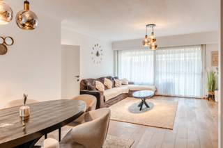 Welkom in de wijk Neerbroek te Zwijndrecht.<br />In een van de <strong>doodlopende</strong> zijarmen van Neerbroek vinden we deze prachtige <strong>energiezuinige</strong> woning. Je hebt hier je <strong>eigen oprit,</strong> maar ook een tweede of zelfs derde wagen kan je aan de overkant makkelijk parkeren.<br /><br />We betreden de woning langs de <strong>inkomhal</strong> met apart <strong>gastentoilet</strong>. <br />De <strong>woonkamer</strong> werd prachtig aangelegd met eiken parket. Het grote schuifraam geeft uit op het <strong>terras </strong>en de <strong>Zuid gerichte tuin.</strong><br />Naast de woonkamer is de <strong>keuken</strong>. Deze is voorzien van alle toestellen.<br />Vanuit de keuken kom je in de <strong>garage</strong>. Deze heeft een automatische poort. Hier vind je ook de aansluitingen voor wasmachine en is de CV ketel geplaatst.<br /><br />Op de eerste verdieping geeft de nachthal toegang tot de <strong>3 ruime slaapkamers.</strong><br />De <strong>badkamer</strong> is voorzien van een ligbad, inloopdouche, toilet en dubbele lavabo.<br />Er is ook een uitschuifladder naar een<strong> stapelzolder.</strong><br /><br />In de <strong>tuin</strong> is het gezellig vertoeven op het terras. De grasmachine en je tuinmeubels kan je opbergen in het grote stenen tuinhuis.<br /><br /><u><strong>EXTRA:</strong></u>
<ul>
<li>Gelegen op 200m van tram- (3) en bushalte (81, 82, 83, 84 en 85)</li>
<li>EPC: 131 kWh/m2jaar UC: 2753370, uiterst energie zuinig!</li>
<li>Zuidgerichte tuin!!!</li>
<li>Elektriciteit conform</li>
<li>De woning is verhuurd.</li>
</ul>
<br />(Vg, Lwag, Vrk, VV, Gmo)<br />Niet gelegen in overstrommingsgevoelig gebied<br />P score: A<br />G score: A