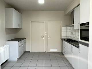 Zeer centraal gelegen en kwalitatief gerenoveerde rijwoning. Deze omvat een ruime inkomhal (met ruimte om fietsen te plaatsen) met berging en...