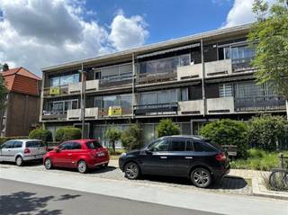 <p><span>Rustig gelegen, goed onderhouden 2 slaapkamer appartement met terrasje, op wandelafstand van openbaar vervoer en centrum.</span></p><p><span> </span></p><p><span>Beschrijving:</span></p><p><span> </span></p><p><span>Het appartement is gelegen op de 2de verdieping in een klein gebouw zonder lift. Het appartement bestaat uit een leefruimte met veel lichtinval en schuifraam naar terrasje, ingerichte vernieuwde keuken, nachthal met ingemaakte kast, badkamer met ligbad, dubbele lavabo, toilet, aansluiting WM, 2 slaapkamers van 12 en 10m² en een grote berging/kamer met binnenraam. Op de kelderverdieping is er nog een private kelderberging.</span></p><p><span> </span></p><p><span>Troeven:</span></p><p><span> </span></p><p><span>+ rustige ligging</span></p><p><span>+ geïsoleerd dak</span></p><p><span>+ nieuwe keuken</span></p><p><span>+ terrasje </span></p><p><span>+ asbestveilig</span></p><p><span>+ goede mobiscore 8,6/10</span></p><p><span> </span></p><p><span> </span></p><p><span>Kom niet 'TE LAET' en maak een afspraak via <span>info@immodelaet.be</span></span><span> of 03/644.00.88</span></p><p><span> </span></p><p><span> </span></p>