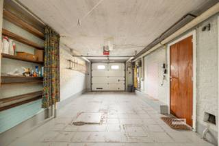 <p><span>Woning met veel potentieel in een aangename buurt.</span></p><p><span> </span></p><p><span>Indeling:</span></p><p><span> </span></p><p><span>Gelijkvloers:</span></p><p><span> </span></p><p><span>Inkomhal op een tegelvloer met apart toilet.</span></p><p><span>Een ruime garage met elektrische poort.</span></p><p><span>Twee kleinere kelderbergingen en 1 grotere berging achter de garage;</span></p><p><span>Een toffe omheinde tuin met open zicht.</span></p><p><span> </span></p><p><span>Eerste verdieping:</span></p><p><span> </span></p><p><span>Een overloop met apart toilet en ingemaakte kasten.<br />Leefruimte op  een novilon vloer. Dubbele beglazing, elektrische rolluik.</span></p><p><span>Keuken is te renoveren met aansluitend een eetplaats of bureauruimte met toegang tot de tuin via trap.</span></p><p><span> </span></p><p><span>Tweede verdieping:</span></p><p><span> </span></p><p><span>Drie slaapkamers waarvan 1 met dubbele beglazing en de andere met enkele beglazing. Deel rolluiken elektrisch.</span></p><p><span>Badkamer te renoveren met douche, toilet, lavabo.</span></p><p><span> </span></p><p><span>Deels dubbele beglazing. Cv op gas.</span></p>