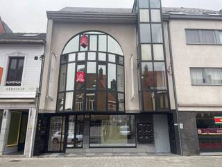 Ligging:<br />Het appartement is gelegen aan Pas 153 in Geel, op een rustige maar centrale locatie, op wandelafstand van het stadscentrum, winkels, openbaar vervoer en andere voorzieningen. Dankzij de vlotte bereikbaarheid is het ideaal voor wie comfortabel en praktisch wil wonen.<br /><br />Dit appartement bevat: <br />- Inkomhal<br />- Grote leefruimte met veel lichtinval<br />- Volledig ingerichte open keuken<br />- 2 slaapkamers<br />- Bergruimte<br />- Al de ruimtes zijn reeds voorzien van gordijnen.<br /><br />Extra:<br />- Het appartement is onmiddellijk beschikbaar!<br />- Huurprijs: 895 euro/maand + 50 euro/maand gemeenschappelijke kosten!<br /><br />Uitsluitend via onze website www.vastengoed.be kan u een bezichtiging inplannen op de vooropgestelde bezoekmomenten. Voor andere vragen kan u het kantoor bereiken op het nummer 014/72.73.74.