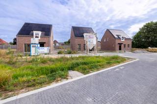 <strong>Lanceringsactie geldig tot 12 oktober! Gratis laminaat op slaapkamers en nachthal<br /><br />Ontdek Dokter Jozef Draulansstraat in Westerlo. Een kleinschalig nieuwbouwproject bestaandende uit 3 open bebouwingen in een nieuwe kindvriendelijke, doodlopende straat in de stille Kempen.</strong><br /><br />De woningen worden gerealiseerd door RDK, een familiebedrijf dat zich sinds 1971 focust op het bouwen van kwalitatieve, energiezuinige maar vooral betaalbare woningen die volledig voldoen aan de hedendaagse norm. Zo wordt er steeds gestreefd naar bijna-energieneutrale (BEN) woningen met een E-peil van max. 10.<br /><br /><strong>Kindvriendelijke, rustige omgeving in Heultje<br /><br /></strong>De Dokter Jozef Draulansstraat betreft een nieuwe, rustige en doodlopende straat in het hart van Heultje. Een dorp met een zeer centrale ligging tussen Westerlo, Wiekevorst, Hulshout en Morkhoven. Scholen, winkels, horeca en openbaar vervoer bevinden zich allen op korte afstand. De combinatie van rust en bovenstaande voorzieningen maken dit een perfecte uitvalsbasis voor jonge gezinnen die op zoek zijn naar een goede balans tussen comfort, levenskwaliteit en betaalbaarheid.<br /><br /><strong>Hedendaags comfort<br /></strong><br />De woningen worden gebouwd op mooie en onderhoudsvriendelijke percelen van 350 m². Een carport met aansluitende tuinberging zijn steeds inbegrepen. Ideaal voor wie graag buiten vertoeft.<br /><br />Elke woning is voorzien van drie slaapkamers en een uitgeruste badkamer met zowel inloopdouche, bad, dubbel lavabomeubel en toilet. Deze bevinden zich allen op de eerste verdieping.<br />De volledig ingerichte keuken en leefruimte vormen een aangenaam en open geheel en maken een mooie connectie met de tuin en bijhorend terras. Er wordt steevast gewerkt met een lucht-water warmtepomp met warmteafgifte door vloerverwarming. Ook zonnepanelen kunnen vandaag de dag niet ontbreken.<br /><br /><strong>Energiezuinig<br /><br /></strong>Een E-peil van maximaal 10 wordt steeds vooropgesteld. Dit wordt gerealiseerd door het gebruik van een lucht-water warmtepomp in combinatie met zonnepanelen alsook een ventilatiesysteem. Dit resulteert in een hoog wooncomfort en een lage energiefactuur.<br /><br />Voor het bekomen van de plannen, lastenboek of meer informatie mag u steeds contact opnemen met <strong>secretariaat@degroot-celen.be</strong> of via <strong>014/95 37 50.</strong>