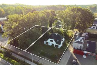 Deze projectgrond van ca. 1.760 m² heeft een uitstekende commerciële ligging met een hoge visibiliteit, <br /><br />De totaliteit bestaat uit 2 kadastrale percelen waarvan 1 perceel bebouwd is met een nog te slopen woning.<br /><br />Kenmerken<br />- Totale perceelbreedte: 40 m.<br />- Diepte perceel: 40 m.<br /><br />Meerdere vormen van wonen en/of handel zijn hier mogelijk op de totaliteit:<br />- 4 half open bebouwingen (2 per perceel)<br />- 1 vrijstaande woning per perceel<br />- Kantoren - diensten - vrije beroepen (referentie: kantoren Argenta/Meesters)<br /><br />Niet toegelaten: meergezinswoningen<br />Meer informatie te verkrijgen op kantoor.<br />EPC woning: label F - UC 3962573<br />Gv-Wg-Gvv-Gvkr-Gmo-Gworg