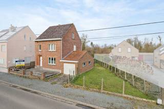 Graag bieden wij u deze ruime verder af te werken 4 gevelwoning aan in het centrum van Galmaarden. De woning werd als volgt ingedeeld: inkomhal, ruime leefruimte (eetplaats en salon 53 m²), keuken, bureau en vernieuwde badkamer. Op de verdieping geeft de nachthal toegnag tot 2 ruime slaapkamers, een kleine kamer/bureau, en tot een extra ruimte die ideaal is voor het plaatsen van een toilet op de verdieping. Dankzij de vaste trap naar de zolder, biedt de zolder nog heel wat uitbreidingsmogelijkheden naar 2 extra kamers. De woning is volledig onderkelderd. Buiten beschikt u over extra buitenberging en een ruime garage. elektriciteit conform tot 22/08/2042 ! Voor meer info of bezoek contacteer Sophie 0496/71.50.59