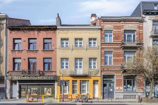 Bent u op zoek naar een interessante investeringsopportuniteit in Brussel met sterk rendements­potentieel? Dan is deze opbrengsteigendom gelegen aan de Bergensesteenweg 215 te Anderlecht zeker het ontdekken waard.<br /><br />Dit gebouw bestaat uit vier afzonderlijke appartementen, verspreid over meerdere verdiepingen. Momenteel is één appartement verhuurd, wat de koper de mogelijkheid biedt om het gebouw grotendeels vrij van bezetting over te nemen en naar eigen inzicht te optimaliseren of opnieuw te verhuren.<br /><br />Na het uitvoeren van opfrissingswerken is een netto rendement van ongeveer ±6% realistisch, wat deze eigendom bijzonder interessant maakt voor investeerders die op zoek zijn naar een solide vastgoedbelegging in het Brussels Hoofdstedelijk Gewest.<br /><br />Het pand bestaat uit vier appartementen:<br />Appartement gelijkvloers: ±54 m²<br />Appartement 1ste verdieping: ±54 m²<br />Appartement 2de verdieping: ±54 m²<br />Appartement 3de (bovenste) verdieping: ±40 m²<br /><br />Dankzij de typische Brusselse stadsindeling bieden de appartementen een goede basis om te moderniseren en het verhuurpotentieel verder te optimaliseren.<br /><br />De energieprestaties van de verschillende appartementen zijn als volgt:<br />- Gelijkvloers: EPC G – 382 kWh/m² jaar<br />- 1ste verdieping: EPC C – 144 kWh/m² jaar<br />- 2de verdieping: EPC C – 130 kWh/m² jaar<br />- 3de verdieping: EPC G – 500 kWh/m² jaar<br /><br />Deze scores tonen aan dat bepaalde entiteiten reeds een goede energieprestatie hebben, terwijl andere appartementen nog optimalisatiemogelijkheden bieden, wat eveneens kan bijdragen tot een waardeverhoging van het gebouw op termijn.<br /><br />De eigendom bevindt zich op een strategische locatie in Anderlecht, langs een belangrijke verbindingsas richting het centrum van Brussel. In de onmiddellijke omgeving bevinden zich winkels, horeca, scholen en openbaar vervoer, wat de verhuurbaarheid van de appartementen aanzienlijk versterkt.<br /><br />📩 Interesse in dit investeringspand?<br />Contacteer Nils via nils.deblock@weinvest.be voor meer informatie of om een bezoek in te plannen.