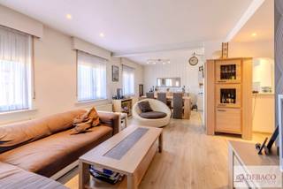 Ruim handelspand op een uitstekende locatie te Berlaar! <br /><br />Welkom in dit ruim handelspand met een mooie commercieel gelijkvloers en prachtig appartement met 3 slaapkamers! Dit unieke handelspand met veel mogelijkheden is gelegen op een uitstekende locatie nabij het centrum en station van Berlaar en geniet deze eigendom van een uitstekende zichtbaarheid, vlotte bereikbaarheid en tal van mogelijkheden! <br /><br />Op het gelijkvloers is er een mooie en ruime commerciële ruimte (momenteel gebruikt als slagerij) dat vele mogelijkheden biedt! <br /><br />De eerste verdieping is voorzien van een mooie lichtrijke woonkamer die naadloos overgaat tot de moderne en geïnstalleerde keuken. Vanuit de leefruimte krijgt u toegang tot het fantastisch en zonnig terras waar het heerlijk vertoeven is in de zomer! Op deze verdieping is er een functionele berging aanwezig en de badkamer die is voorzien van een bad, douche, dubbele lavabo en toilet. <br /><br />Op de tweede verdieping zijn er 3 mooie volwaardige slaapkamers aanwezig! <br /><br />Ten slotte is er helemaal achteraan nog een garage aanwezig!<br />Stedenbouwkundige inlichtingen & maatregelenregister zijn in aanvraag. <br /><br />Troeven: <br />+ Ruim handelspand <br />+ Appartement met 3 slaapkamers <br />+ Toplocatie nabij centrum Berlaar<br />+ Energiezuinig EPC label B <br />+ Fantastisch zonnig terras!<br /><br />Hebt u interesse in dit unieke handelspand op toplocatie te Berlaar? <br />Contacteer ons via info@debaco.be of bel ons op 014/73.77.77 voor een bezoek ter plaatse!