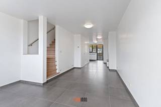 In het rustige en gegeerde Sint-Michiels (Brugge) bieden wij deze uiterst interessante opbrengsteigendom aan, bestaande uit een duplexappartement en 12 afzonderlijke garages.<br /><br />Het duplexappartement beschikt over een lichtrijke leefruimte met terras, ingerichte keuken, comfortabele slaapkamers en een verzorgde badkamer. Dankzij de praktische indeling - voorzien van maatwerk - en het aangename wooncomfort is het pand erg aantrekkelijk voor stabiele huurders.<br /><br />De 12 garages zijn afzonderlijk verhuurbaar en vormen een bijzonder sterke meerwaarde, gezien de hoge vraag naar veilige parkeer- en opslagruimte in de omgeving.<br /><br />Dit geheel garandeert een solide en divers huurpotentieel, ideaal voor investeerders die op zoek zijn naar een veilige en rendabele belegging.<br /><br />Voor meer info of een bezoek ter plaatse: info@futurimmo.be - 0470 50 50 50.