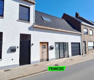 Ontdek deze instapklare woning met terras en een compacte garage (11 m²), ideaal gelegen op wandelafstand van gezellige horecazaken, het...