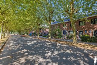 Aan een aangename, groene straat, recht tegenover het <strong>rustgevende Park de Middenvijver,</strong> bevindt zich deze recent <strong>totaalgerenoveerde </strong>woning. Dankzij het open parkzicht geniet de woning van een uitzonderlijk gevoel van ruimte en groen, zonder directe overburen.<br /><br />De combinatie van een rustige woonomgeving en een vlotte <strong>verbinding </strong>met de stad maakt deze locatie bijzonder aantrekkelijk. Het stadscentrum is snel bereikbaar met de fiets, tram of veerboot, terwijl winkels, supermarkten, scholen en andere dagelijkse voorzieningen zich vlakbij bevinden.<br /><br />De woning onderging een grondige totaalrenovatie, waarbij <strong>kwaliteit</strong>, comfort en een hedendaagse uitstraling centraal stonden. Lichtrijke leefruimtes, een stijlvolle afwerking en een groene tuin maken het geheel volledig instapklaar.<br /><br />Gelijkvloerse verdieping<br />- Ruime inkomhal met voldoende plaats voor jassen en schoenen<br />- Afzonderlijk <strong>gastentoilet</strong><br />- Glazen deur naar de lichtrijke en modern afgewerkte leefruimte<br />- <strong>Open </strong>keuken met hedendaagse uitstraling en alle nodige comfort<br />- Aangename eet- en zithoek met een mooie verbinding tussen de verschillende leefruimtes<br />- Praktische, <strong>geïntegreerde </strong>berging<br />- Groot schuifraam met rechtstreeks zicht op en toegang tot de <strong>tuin</strong><br />- Veel natuurlijke lichtinval en een sterk gevoel van binnen-buitenleven<br /><br />Eerste verdieping<br />- Twee <strong>volwaardige </strong>slaapkamers<br />- Stijlvolle badkamer voorzien van: ligbad, inloopdouche, en dubbele wastafel<br /><br />Tweede verdieping<br />- <strong>Royale </strong>masterbedroom met een aangename, private sfeer<br />- Maatwerk met ingemaakte kasten voor veel opbergruimte<br /><br />Tuin<br />- Een <strong>groene </strong>en uitgestrekte tuin, een heerlijke plek voor lange zomeravonden, een rustig ontbijt of gezellige momenten<br /><br />Algemeen<br />- Recent en grondig totaalgerenoveerde woning<br />- Hoogwaardige en <strong>hedendaagse </strong>afwerking<br />- EPC-label B<br />- <strong>Conforme </strong>elektrische keuring<br />- Open en <strong>groen </strong>uitzicht op Park de Middenvijver<br />- Uitstekende verbinding met het stadscentrum<br />- Een uitzonderlijke combinatie van groen en stadsleven<br /><br />Een instapklare buitenkans voor wie ruimte, kwaliteit en bereikbaarheid wil verenigen met rust en groen. Graag een bezoek? Contacteer ons via waasland@deboerenpartners.be of bel naar 03.377.55.00