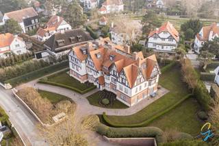 <p>TE KOOP IN KNOKKE</p>
<p>Op enkele stappen van de befaamde Kustlaan, in het hart van Het Zoute, vindt u dit appartement dat met oog voor detail is afgewerkt.</p>
<p>Van zodra u binnenkomt, voelt men meteen een ontspannende en luxueuze gastvrijheid. De inkomhal is voorzien van een vestiaire, een toilet en een elegante verbinding met de rest van het appartement. De keuken en living vormen een harmonieus en open geheel, en worden overgoten door natuurlijke lichtinval langs de tuin.</p>
<p>Via de nachthal is er toegang tot 2 badkamers en 3 slaapkamers, waarvan er 1 dienst kan doen als bureau. De master bedroom is voorzien van een eigen badkamer, met ligbad en dubbele lavabo.</p>
<p>Alle ruimtes zijn afgewerkt met hoogwaardige en duurzame materialen en met oog voor detail.</p>
<p>De zuid gerichte tuin ademt privacy en rust uit, verscholen in een verkeersarme straat. Een groot terras biedt u alle comfort om tijdens de vakantiemaanden met vrienden en familie van culinaire verwennerij te genieten in alle discretie.</p>
<p>Bij het appartement hoort een kelder in privatief gebruik en 4 fietsenplaatsen.</p>
<p>Er is de mogelijkheid om een ondergrondse autostaanplaats bij te kopen.</p>
<p>Laat u leiden door een gedetailleerde rondleiding, een bezoek zegt meer dan 1000 woorden.</p>
<p>Tel 09 274 15 53</p>
<p>Mail floris@cornelis-goeman.be</p>