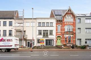 <strong>Ontdek deze karaktervolle lofteigendom (handelswoning)</strong> met een uitzonderlijk royale ruimte, gelegen aan <strong>de Leo de Béthunelaan, </strong>één van de meest prestigieuze en drukbezochte locaties van Aalst met uitstekende zichtbaarheid. Dit gebouw, boordevol historiek en ooit de thuisbasis van een bonnetterie, biedt een waaier aan mogelijkheden voor wie wonen en werken wil combineren. <strong>Met een totale oppervlakte van ca. 750 m² (3 x 250 m²)</strong> <strong>geniet u van een indrukwekkend volume </strong>en de vrijheid om het geheel naar eigen smaak en functie in te richten.<br />De eigendom bevindt zich structureel in goede, maar casco staat—een ideale blanke canvas om uw eigen stempel te drukken. De industriële elementen en hoge plafonds vormen de perfecte basis voor een unieke loftstijl of creatieve zakelijke invulling.<br /><strong>De ligging is een absolute troef:</strong> snelle bereikbaarheid via de oprit van de E40, nabij het stadscentrum, én ruime parkeergelegenheid recht tegenover het gebouw aan het kerkhof.<br /><strong>EPC: gelijkvloers C, eerste verdieping B, tweede verdieping F (renovatieplicht van toepassing).</strong><br />Bovendien werd in het verleden reeds een (intussen vervallen) vergunning afgeleverd voor handel op het gelijkvloers, kantoren op de eerste verdieping en een loft met dakuitbouw op de bovenverdiepingen—wat het potentieel van deze unieke eigendom extra in de verf zet.