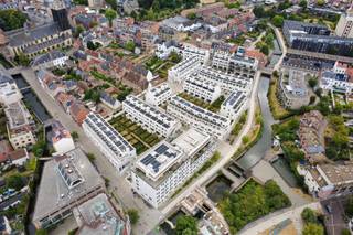 <p><span>In de vernieuwde stadswijk DijleDelta-Bottelarij, gelegen tussen het Klein Begijnhof en de bruisende Vaartkom, bieden wij u met trots deze multifunctionele woning aan. Dit nieuwbouwproject bevindt zich op wandelafstand van het historische centrum van Leuven en geniet van een goede bereikbaarheid met een vlotte verbinding naar belangrijkste invalswegen en werd in 2025 gerealiseerd door de gerenommeerde projectontwikkelaar Virix en ontworpen door Robbrecht & Daem architecten.</span></p><p><span> </span></p><p><span>Met een bewoonbare oppervlakte van maar liefst 232 m² biedt deze energiezuinige woning bijzonder veel ruimte en tal van mogelijkheden. De woning wordt semi-afgewerkt aangeboden, inclusief alle technieken, chape en pleisterwerken, zodat u de afwerking volledig naar eigen smaak kunt realiseren.</span></p><p><span> </span></p><p><span>Op het gelijkvloers bevindt zich een inkomhal met vestiaire en gastentoilet, een lichtrijke leefruimte met zicht op de gezellige stadstuin, evenals de aansluitingen voor een open keuken. De eerste verdieping omvat een nachthal, twee volwaardige slaapkamers, een praktische berging, een badkamer en een apart toilet.</span></p><p><span> </span></p><p><span>De absolute meerwaarde van deze woning bevindt zich op de tweede en derde verdieping. Deze beschikken over twee bijkomende kamers/studentenkamers, een badkamer, een apart toilet, een keuken en een terras. Dankzij de aparte inkom is dit gedeelte uitermate geschikt voor de verhuur van studentenkamers, als zorgwoning of als uitbreiding van de gezinswoning. En dit steeds binnen de geldende regelgeving.</span></p><p><span> </span></p><p><span>Daarnaast beschikt de woning over een onderhoudsvriendelijke stadstuin met terras waar het heerlijk vertoeven is en een individuele kelder en bestaat de mogelijkheid om één of meerdere autostaanplaatsen bij aan te kopen.</span></p><p><span> </span></p><p><span>Kortom, deze energiezuinige, ruime en multifunctionele woning met stadstuin in het centrum van Leuven is zeker uw bezoek waard.</span></p><p><span> </span></p><p><span>Verkoop onder het btw-stelsel. Het verlaagde btw-tarief van 6% is mogelijk, mits voldaan wordt aan de geldende voorwaarden.</span></p><p><span> </span></p>