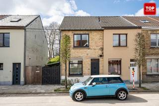 Deze halfopen bebouwing met 3 slaapkamers ligt op een geweldige locatie, op slechts een minuut wandelen van het dorpsplein van Heusden. Dankzij de vlotte verbinding met de R4 en E40, de nabijheid van winkels en het openbaar vervoer is alles wat je nodig hebt vlakbij.<br /><br />De woning is praktisch ingedeeld: je komt binnen in de inkomhal die leidt naar een gezellige leefruimte. Achteraan vind je een eetplaats en de keuken. Vanuit de keuken heb je toegang tot de badkamer.<br />Via de achtergelegen doorgang bereik je een ruime, sfeervolle tuin op het zuidwesten, waar je in alle rust heerlijk kunt ontspannen. Boven zijn er twee ruime slaapkamers op de eerste verdieping. De zolder biedt nog extra mogelijkheden: hier kun je een derde, grote slaapkamer maken. Een huis met veel potentieel en op een TOP locatie!<br /><br />troeven:<br /><br />- Instapklaar<br />- Asbestvrij<br />- Nieuwe gasketel (2025)<br />- Zuidwestgerichte tuin<br />- Elektrische installatie conform<br /><br />Een huis met veel potentieel en op een TOP locatie!<br /><br />Beschikbaar uiterlijk vanaf februari 2027, mogelijk eerder, in overleg.<br /><br />Contacteer Top Vastgoed voor een bezoek op 0475 700 700