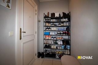 Dit onderhouden en lichtrijk appartement bevindt zich in een kleinschalig gebouw, in het centrum van Ingelmunster met handelszaken, scholen en openbaar vervoer. Het appartement is beschikbaar vanaf 01 mei en bestaat uit inkom met toegang tot de ruime en lichtrijke leefruimte, ingerichte open keuken voorzien van koelkast met diepvriesvak, elektrische kookplaat, oven, 2 slaapkamers waarvan één met toegang tot achterliggend terras met bergruimte, badkamer met ligbad - wastafel en toilet, voorzien van aansluiting voor wasmachine. Lift aanwezig in het gebouw! Verwarming: elektrische accumulatie. EPC label C. Beschikbaar vanaf 01/05/2026.<br />Ruime en gratis parkeermogelijkheden nabij het appartement! + 60 €/maand gemeenschappelijke lasten. REF.: 9423