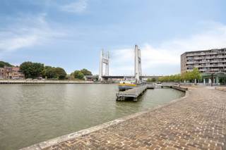 <p><span>Gelegen in de nieuwe stadswijk ‘KanaalPark’, in de groene stad aan het water Vilvoorde en vlakbij het centrum van Brussel, zijn wij verheugd dit verrassend ruime appartement met terras te koop aan te bieden. Dankzij de uitstekende bereikbaarheid en de vlotte verbinding met de belangrijkste invalswegen geniet u hier van een unieke combinatie van rust, groen en stedelijke dynamiek. </span></p><p><span>Dit energiezuinige appartement bevindt zich op het gelijkvloers van de gloednieuwe residentie Nobel 1, die in 2023 werd gerealiseerd door de gerenommeerde projectontwikkelaar Virix en ontworpen door architecten Styfhals. </span></p><p><span>Met een bewoonbare oppervlakte van maar liefst 113 m² beschikt het appartement over een inkomhal met vestiaire, een gastentoilet, een volledig uitgeruste badkamer en een ruime leefruimte met een maximale lichtinval en directe toegang tot het terras met uitzicht over het Zeekanaal. Verder is er een volledig ingerichte keuken met aansluitend een praktische berging en zijn er twee volwaardige slaapkamers aanwezig.</span></p><p><span>Toekomstige bewoners kunnen bovendien genieten van een privatieve binnentuin en het 3-Fonteinenpark aan de overzijde van het kanaal. </span></p><p><span>Kortom, een ware opportuniteit voor wie energiezuinig, ruim, tijdloos en luxueus wenst te wonen op een toplocatie nabij Brussel. Kom zeker eens een kijkje nemen, u bent van harte welkom!</span></p><p><span>Alle appartementen zijn volledig afgewerkt, inclusief vloerverwarming, een volledig ingerichte keuken, sanitaire toestellen, parketvloeren, wandbetegeling en binnendeuren. Een parkeerplaats in de ondergrondse parkeergarage is optioneel aan te kopen voor €26.750 excl. btw. Er zijn zowel ondergrondse als bovengrondse fietsenstallingen voorzien, evenals praktische fietskluizen. Tevens uitermate geschikt als waardevaste vastgoedinvestering met opwaarts potentieel. Voor snelle beslissers!</span></p><p><span> </span></p>