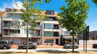 Un appartement spacieux et récemment rénové, offrant une belle vue dégagée, trois chambres à coucher et une terrasse ensoleillée, situé dans une petite copropriété résidentielle à proximité de Duinenwater, de la gare et des commerces de Knokke-Heist. Cet appartement économe en énergie, idéal comme résidence principale ou secondaire, se trouve au deuxième étage d'un immeuble récemment rénové (isolation modernisée, ascenseur et parties communes remises à neuf), juste en face de la gare de Knokke. Agencement : hall d'entrée avec W.C. et débarras ; bel espace de vie comprenant un coin repas et un coin salon ; cuisine ouverte moderne entièrement équipée, donnant sur une terrasse orientée sud-ouest. On trouve également deux grandes chambres à coucher à l'arrière donnant sur un balcon, ainsi qu'une troisième pièce intérieure actuellement utilisée comme dressing. L'appartement dispose d'une salle de bains rénovée avec double vasque, baignoire et douche, ainsi que d'une buanderie spacieuse. Une opportunité exceptionnelle au cœur de Knokke.