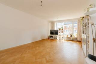 <p>Bezoek enkel mogelijk na aanmaken huurdersprofiel: <strong><u>https://onid.mijnhuurprofiel.be/property/e2598d0a-056c-4f58-b2b6-f3eddcf0ff23</u></strong></p><p><br /></p><p>In de gegeerde Tentoonstellingswijk vinden we dit ruime appartement terug. Dankzij de grote raampartijen en terrassen is hier aan natuurlijk licht geen gebrek. In de omgeving vinden we openbaar vervoer, winkels en scholen terug, kortom alles wat je nodig hebt binnen handbereik. De centrale ligging zorgt er ook voor dat je in een mum van tijd in centrum Antwerpen bent. Dit appartement combineert authentieke elementen (zoals glas in loodramen) met een vernieuwde afwerking dankzij de gerenoveerde keuken en badkamer. Troeven: 3 terrassen - authentieke elementen - lift aanwezig / Maandelijkse kosten: 200 euro inclusief voorschot gas en water</p>
