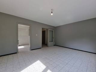 <p>Topo-Immo biedt u dit<strong> gezellig appartement </strong>aan, gelegen op de eerste verdieping van een kleinschalig gebouw.</p><p>Het appartement beschikt over <strong>een inkomhal met apart toilet</strong>, <strong>een badkamer</strong> en <strong>een lichtrijke woonkamer</strong> met aansluitend <strong>de keuken</strong>. Verder zijn er <strong>2 slaapkamers, waarvan één toegang geeft tot een aangenaam terras.</strong></p><p>Bovendien hoort hier nog <strong>een privatieve garage en een ruime privéberging bij</strong>. Ideaal voor wie comfortabel en rustig wil wonen!</p><p><strong>Het appartement geniet van een uitstekende ligging op wandelafstand van openbaar vervoer en met een vlotte verbinding naar onder andere Ninove, Roosdaal, Liedekerke en Denderleeuw. Onmiddellijk beschikbaar - EPC B - Huurprijs 800 euro exclusief nutsvoorzieningen.</strong></p>