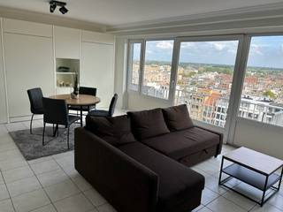 Op de 9de verdieping van Residentie “Les Algues”, bereikbaar via de zeedijk, bevindt zich deze volledig opgefriste studio met een adembenemend uitzicht op het hinterland. Dankzij de zuidgerichte leefruimte en het balkon geniet u hier volop van zon en licht – een dubbele troef! De studio beschikt over een ruime leefruimte met grote raampartijen, een nieuwe moderne keuken met hedendaagse uitrusting, een badkamer met ligbad/douche, afzonderlijk toilet en inkomhal met ingebouwde kasten. Verder is er een privatieve kelderberging. De studio wordt bemeubeld verkocht, inclusief twee handige elektrische kastbedden – praktisch, stijlvol en ruimtebesparend. Perfecte ligging, hedendaagse afwerking en een fenomenaal zicht – deze studio heeft het allemaal! Contacteer ons vandaag nog voor meer info of een bezoek.<br /><br />Verwarming: individuele gasgeiser | EPC: 202 kWh/m² ~ UC: 0002950333-RES-1 - label C. Oppervlakte: 40m² (totale indicatieve oppervlakte op basis van EPC-attest). Overstromingsgevoeligheid: Perceel score: A (ID 0859/00B022) / Gebouw score: A (ID 8045871). Stedenbouwkundige inlichtingen: Woongebied, Vergund, Geen rechterlijke herstelmaatregel of bestuurlijke maatregel opgelegd, Geen voorkooprecht ruimtelijke ordening aanwezig, Geen verkavelingsvergunning.