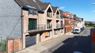 <p>Welkom in dit instapklare gelijkvloers appartement in de residentie Othello, met mooi terras/tuintje, gelegen op een centrale locatie in Gentbrugge. <br />Op minder dan 5min stappen van Merelbeke station en in de nabijheid van UG diergeneeskunde. Op wandelafstand van diverse kleinhandel, grootwarenhuizen, alle voorzieningen en strategisch zeer goed gelegen qua bereikbaarheid.<br />Achteraan het gebouw is een staanplaats aanwezig en een fietsenberging (via sectionele poort bereikbaar). <br /><br />Goede EPC score: 117kWh/(m<sup>2</sup>jaar), energielabel B<br />Bewoonbare oppervlakte 66m<sup>2</sup><br />Oppervlakte terras/tuin 35m<sup>2</sup><br />Bouwjaar 2002<br />KI 646<br />Geen overstromingsgevoelig gebied: G-score A, P-score A<br />Stedenbouwkundige inlichtingen: voorkooprecht, woongebieden, vergunningen, geen verkavelingsvergunning, geen rechterlijke maatregel of bestuurlijke maatregel opgelegd. <br /><br /><strong>Voor meer info of een bezoek bel 0475757251 of mail philip@ocvastgoed.be</strong><br /><br /><br /><br /><br /><br /><br /> </p>