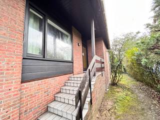 Menen : Villa met 3 slaapkamers, tuin en 3 garages te MenenIndeling:  * -1 : kelder * Gelijkvloers: 2 slaapkamers, badkamer en 3 garages * 1ste...