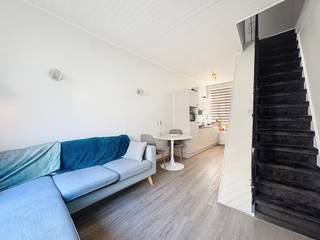 Instapklare, knusse stadswoning vlakbij 't Zand en de Vesten, een ideale uitvalsbasis om een rustige woonomgeving te combineren met alles wat de Brugse binnenstad te bieden heeft. <br /><br />De woning bestaat uit een inkomhal met toilet, een leefruimte met aansluitend zonnig stadstuintje, een open ingerichte keuken, een ruime slaapkamer, een badkamer met wastafel, ligbad en aansluiting voor wasmachine, en een ingerichte zolderkamer die perfect dienst kan doen als tweede slaapkamer, bureau of dressing. <br /><br />Het pand beschikt over een conforme elektrische installatie, een EPC-label C en is asbestveilig. Er is tevens een conformiteitsattest voor verhuur afgeleverd. <br />Zo is dit niet alleen een ideale starterswoning, maar ook een interessante investeringsopportuniteit!<br /><br />Nieuwsgierig? Contacteer ons voor een bezoek ter plaatse!