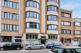 <p><span>In de Generaal Eisenhowerlei te Borgerhout, in een prachtig</span><span> art deco gebouw</span><span>, vinden we dit ruime</span><span> 3 slaapkamer appartement van ca 138 m²</span><span> (cfr EPC).</span></p><p><span> </span></p><p><span>Vlakbij het </span><span>Krugerplein </span><span>en </span><span>het Laar, </span><span>en op wandelafstand van de </span><span>Kerkstraat </span><span>waar tal van leuke bars en restaurants zijn.</span></p><p><span> </span></p><p><span>De originele visgraatparket, de enorm ruime leefruimte met hoge plafonds, en de karaktervolle inkomhal maken van dit appartement een unieke kans.</span></p><p><span> </span></p><p><span>Dankzij de uitstekende ligging bevinden het centraal station van Antwerpen en belangrijke invalswegen zich vlakbij, net als winkels, openbaar vervoer en andere voorzieningen.</span></p><p><span> </span></p><p><span>Indeling</span></p><p><span> </span></p><p><span>Het appartement bevindt zich op de eerste verdieping.</span></p><p><span>We komen binnen in de privatieve inkomhal en betreden vooraan de ruime woonkamer op massieve visgraatparkevloer. Enorm veel licht en hoge plafonds maken dat je een enorm ruimtelijk gevoeld krijgt.</span></p><p><span>De gesloten keuken bevindt zich achter de leefruimte, en is standaard ingericht.</span></p><p><span>In totaal zijn er 3 ruime slaapkamers.</span></p><p><span>De badkamer is eveneens standaard ingericht.</span></p><p><span> </span></p><p><span>Dit is een </span><span>uniek appartement van ca 138 m²</span><span> met </span><span>3 slaapkamers</span><span>, waar je mits een opfrissing een pareltje van kan maken.</span></p><p><span> </span></p><p><span>Troeven</span></p><p><span> </span></p><p><span>- originele parketvloer</span></p><p><span>- topligging</span></p><p><span>- art deco stijl</span></p><p><span>- 3 ruime slaapkamers</span></p><p><span> </span></p><p><span>Dit pand kan onderhevig zijn aan de renovatieverplichting voor residentiële gebouwen. </span><span><span>https://www.energiesparen.be/renovatieverplichting-residenti%C3%ABle-gebouwen-2023</span></span><span> </span></p><p><span> </span></p><p><span>Ben jij geïnteresseerd in dit appartement te koop in Borgerhout, ben je op zoek naar ander vastgoed, een investering of wens je de waarde van jouw eigendom te kennen? Dan ben je bij BOLT Immo aan het juiste adres! Wij helpen jou graag verder.</span></p><p><span> </span></p><p><span> </span></p><p><span> </span></p>