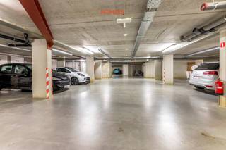 Wij zijn verheugd 1 ondergrondse autostaanplaats en 1 buitenautostaanplaats aan te bieden. De plaatsen maken deel uit van residentie "Poort...