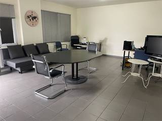 Deze kantoorruimte van ongeveer 60m2 is geschikt voor verschillende doeleinden. De ruimte is ook voorzien van een kleine keuken en wc.