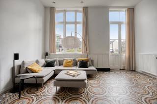 <strong>Gerenoveerde woning (2019) in een authentiek gebouw met karakter, gelegen in het centrum van Tienen, met onder meer tal van behouden authentieke elementen, twee slaapkamers en een gezellig voortuintje met oostoriëntatie.</strong><br /><br />De woning bestaat uit een aangename woonkamer met open keuken en veel lichtinval, een wasplaats, vestiaire en toilet. De eerste verdieping is bereikbaar via een draaitrap, die uitkomt in de nachthal. Verder bevinden zich hier twee slaapkamers en een badkamer.<br /><br />Aan de voorzijde van de woning bevindt zich een gezellige stadstuin met oostoriëntatie.<br /><br />De woning geniet bovendien van een uitstekende verkeerstechnische ligging in het centrum van Tienen. De E40, het station, openbaar vervoer, restaurants, scholen en tal van andere voorzieningen bevinden zich in de onmiddellijke nabijheid.<br /><br />Interesse? Mail naar laurens@immogve.be of bel naar 0496 07 89 48.