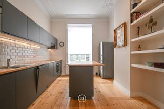 Karaktervolle woning met 3 verdiepingen – 185 m² (volgens EPC)Deze ruime woning van 185 m² strekt zich uit over drie niveaus en biedt comfortabele en...