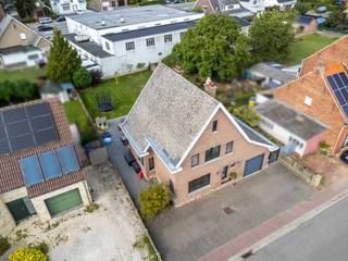 <p>Interesse in dit pand? Neem voor bijkomende informatie of het maken van een afspraak rechtstreeks contact op met Erik Smeijers via <strong>+32 497 53 07 96</strong> of <strong>erik@copandi.be</strong>.</p><p>Bekijk zeker ook de 3D-tour van deze leuke woning!</p><p>Wonen in de Tiendeschuurstraat 48 in Kampenhout betekent kiezen voor rust en ruimte, in een verzorgde woning die in 2022 nog grondig werd gerenoveerd. Dit instapklare huis uit 1962 combineert de degelijkheid van een vroegere bouwperiode met de troeven van een moderne afwerking. Een plek waar je meteen je intrek kunt nemen, zonder zorgen om bijkomende werken.</p><p>De woning biedt een bewoonbare oppervlakte van 161 m², verdeeld over een praktische en aangename indeling met twee ruime slaapkamers en een volledig uitgeruste badkamer. De leefruimtes zijn licht en overzichtelijk ingedeeld, ideaal voor wie op zoek is naar een functioneel huis zonder in te boeten aan gezelligheid. Buiten geniet je van een tuin en een terras, perfecte plekken om tot rust te komen of te genieten van een zonnige namiddag. Daarnaast beschikt het pand over een garage en twee bijkomende buitenparkeerplaatsen, zodat parkeren nooit een probleem vormt.</p><p>Deze woning werd aangenaam gerenoveerd in 2022, met aandacht voor comfort en energie-efficiëntie: de gevel, zoldervloer en kruipkelder zijn geïsoleerd en de ramen zijn voorzien van hoogrendementsbeglazing. De centrale verwarming gebeurt via radiatoren op stookolie. Het perceel heeft een grondoppervlakte van 538 m², wat extra ademruimte geeft ten opzichte van de rechtstreekse omgeving. De gunstige overstromings- en funderingsscores (A) bevestigen bovendien de stabiliteit en veiligheid van de locatie.</p><p>Kampenhout is een rustige, groene gemeente met een goede verbinding naar de omliggende invalswegen, winkels en scholen, ideaal voor wie landelijk wil wonen zonder de stad ver weg te hebben. De ligging combineert de charme van het buitenleven met de nodige nabijheid van alledaagse voorzieningen. Ontdek deze woning zelf via de virtuele tour of plan een bezoek ter plaatse: ons kantoor helpt je graag verder om deze unieke kans te verkennen.</p><p>✅ Goede ligging<br />✅ Leuke tuin<br />✅ Grotendeels gerenoveerd<br />✅ Driedubbel glas<br />✅ Zoldervloer en kruipkelder geïsoleerd<br />✅ Elektriciteit vernieuwd<br />✅ Nieuwe vloeren en pleisterwerk<br />✅ 2 slaapkamers + bureau<br />✅ Garage met nieuwe poort</p>