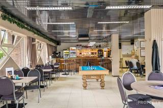 TE KOOP: Handelsfonds Café Vrij Polen in Oostrozebeke. Bent u op zoek naar een instapklare horecazaak met karakter, ruimte én geschiedenis? Dan is...