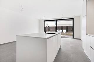LAATSTE APPARTEMENTEN. <br /><br />Nieuwbouwproject 'T Zand, gelegen in het centrum van Zandhoven, biedt ruime en stijlvol afgewerkte appartementen met zuid georiënteerde terrassen en parkeergelegenheid. De energiezuinige en duurzame appartementen laten veel natuurlijk daglicht binnen en zijn uitgerust met duurzame technieken (warmtepomp, vloerverwarming- en koeling, ventilatiesysteem D, ...). <br />Bovendien kunnen de bewoners vanuit Zandhoven zich gemakkelijk verplaatsen naar de stadscentra van Antwerpen en Lier en is de dorpskern van Zandhoven vlakbij. <br /><br />Residentie 't Zand bestaat uit 22 appartementen, allen met terras, met een oppervlakte variërend tussen 79 en 169 m². Alle appartementen worden gekenmerkt door vooruitstrevendheid en kwaliteit. <br />Bij de inrichting van dit appartement heeft U bovendien nog veel keuzevrijheid waardoor het app uniek wordt. Bovendien zal het E-peil van dit appartement maximum 20 bedragen waardoor U kan genieten van een korting op de onroerende voorheffing! Een staanplaats en berging in de ondergrond dient mee aangekocht te worden.<br /><br />Info en verkoop:<br />De verkoop geschiedt onder BTW op het constructieaandeel en registratierechten op grondaandeel, onder de voorwaarden van de wet Breyne. Voor meer info of een verkennend gesprek, contacteer Karin 0486/97 84 27 of karin@reds.be