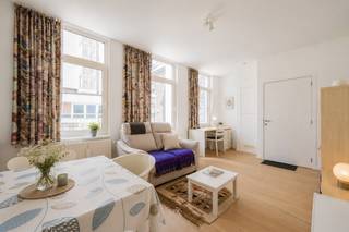 Het appartement maakt deel uit van een karaktervol burgerhuis uit ca. 1890, dat in 2019 stijlvol werd gerenoveerd en opgesplitst in vijf kleinschalige wooneenheden zonder syndicus, wat resulteert in lage gemeenschappelijke kosten.<br /><br /><strong>Dit instapklaar appartement biedt u de perfecte combinatie van bereikbaarheid, rust en natuur met het gezellige stadsleven! </strong><br /><br /><strong>LIGGING</strong><br /><br />Het appartement is gelegen in een rustige fietsstraat aan het water en nabij het bruisende stadscentrum.<br />Met een uitstekende <strong>Mobiscore van 9,1/10</strong> geniet u hier van een perfecte combinatie van bereikbaarheid, rust en natuur.<br />Achter het appartement bevindt zich het Wielewaalpark en op wandelafstand ligt het prachtige natuurreservaat Bourgoyen-Ossemeersen, ideaal voor ontspanning en recreatie.<br /><br /><strong>BESCHRIJVING</strong><br /><br />Gelegen op de eerste verdieping biedt dit moderne appartement een lichtrijke leefruimte met open keuken.<br />Dankzij de grote raampartijen en de gunstige oriëntatie geniet u van een aangename lichtinval en een ruimtelijk gevoel.<br /><br />Via de nachthal bereikt u de volwaardige slaapkamer en de badkamer.<br />Deze is uitgerust met een douche, wastafel met bijhorend badkamermeubel en een toilet.<br /><br /><strong>Deze eigendom gelegen nabij het historische centrum van Gent is ideaal als starterswoning, voor studerende kinderen of als investering. </strong><br /><strong>De combinatie van topligging, karakter en instapklaar comfort maakt dit een unieke opportuniteit.</strong><br /><br />Contacteer Kevin voor meer info en/of bezoek: <strong>0476 66 55 50</strong><br />( Sommige beelden zijn referentiebeelden )