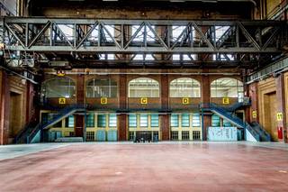 Dit magazijn te huur bevindt zich in een uniek en karaktervol industrieel gebouw op de Interescaut-site te Schelle.Het magazijn is vlot bereikbaar via de Interescautlaan en heeft goede verbindingen met de regionale verkeersassen. Via de nabijgelegen A12 of de N148 bereik je snel Antwerpen, Boom of de rest van de Rupelstreek.De enige toegelaten activiteit is bedrijvigheid: opslag/kleinschalige productie/werkplaats.Oppervlakte:5.100 m²Specificaties:- Vrije hoogte: 23,40 meter- Rolbrug: 16 ton- Goederenlift- Open vrije ruimte: ca. 36 m x 82 m- 3 sectioneelpoorten: 3,25 m x 4,375 m- Draagkracht grijze vloer: 1,5 ton/m²- Draagkracht rode vloer: 8,5 ton/m²Hebt u interesse in dit magazijn te huur in Schelle? Contacteer ons via 09 245 35 35 of business.gent@dewaele.com voor meer info of een bezoek.