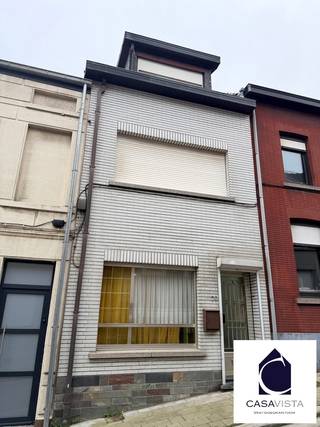 RUIME FAMILIEWONING IN DE STAD- MET TUIN, TERRAS EN ...PANORAMISCH ZICHT OP GERAARDSBERGEN. Aan de stadsrand maar op wandelafstand van centrum en recreatie vind je deze gezellige gezinswoning. Deels gerenoveerd met nog verbeteringen mogelijk aan keuken en buitenschrijnwerk. Het vermelde EPC is nog geldig maar niet meer accuraat gezien de uitgevoerde dakisolatie en condenserende gasketel (2023) . Indeling : lange leefruimte met zit-en eetplaats. Dubbele deur naar de leefkeuken. Achterbouw met daarin een badkamer met douche en badkamermeubel, apart toilet en nog een tweede WC verderop. Daarna nog een tweede gebouw dat nu dienst doet als wasplaats maar aansluit aan de tuin. De buitenruimte is opgedeeld in een terras en tuin met een prachtig vergezicht op de benedenstad van Geraardsbergen. Eerste verdiep met twee slaapkamers. Idem voor tweede verdieping die een ingerichte zolder is. De vierde slaapkamer heeft ook nog een leuke mezzanine bruikbaar voor bed of bureaumeubel. Heel wat bewaarde authenticiteit. Transformeer deze woning verder tot een eigentijdse stadswoning met buitenruimte. Maak een afspraak bezoek en vastgoedmakelaar Cedric vertelt er u meer over. Bel 054412500 of mail.