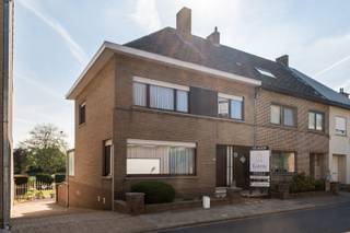 Instapklare halfopen bebouwing met tuin, garage en topligging in het centrum<br />Op zoek naar een verzorgde woning met ruimte, comfort en een centrale ligging? Deze uitzonderlijk goed onderhouden halfopen bebouwing bevindt zich in het hart van het centrum, met winkels en openbaar vervoer op wandelafstand.<br /><br />De woning verwelkomt u met een lichtrijke, open leefruimte die naadloos overgaat in de keuken – een aangename plek voor dagelijks wonen en ontspannen. Verder beschikt de woning over drie volwaardige slaapkamers en maar liefst twee badkamers, wat zorgt voor extra comfort voor gezinnen.<br /><br />Een grote troef is de inpandige garage en de volledig onderkelderde woning, waarbij de kelder perfect bruikbaar is als extra opslagruimte, hobbyruimte of werkplaats.<br />Buiten geniet u van een mooi aangelegde en uitstekend onderhouden tuin. Bovendien is de woning en tuin ook bereikbaar via een achterliggende toegangsweg, ideaal voor wagens of extra flexibiliteit. Naast de woning bevindt zich eveneens een oprit voor bijkomende parkeermogelijkheden.<br /><br />De woning heeft momenteel een EPC-label E, en er rust een renovatieplicht op de woning, Dankzij het uitstekende onderhoud volledig instapklaar. Met een beperkte ingreep kan u bovendien eenvoudig verbeteren naar EPC-label D of C waardoor verdere renovaties op termijn kunnen worden ingepland. op deze manier kan je rustig verder sparen en de werken stap voor stap inplannen.<br /><br />Met uitbreidingsmogelijkheden en een bijzonder gunstige ligging is deze woning een uitstekende opportuniteit voor jonge gezinnen en starters die op zoek zijn naar een duurzame investering.<br />Troeven:<br />
<ul>
<li>Halfopen bebouwing in centrumligging</li>
<li>Uitzonderlijk goed onderhouden</li>
<li>3 slaapkamers en 2 badkamers</li>
<li>Inpandige garage + oprit</li>
<li>Volledig bruikbare kelder</li>
<li>Mooie, verzorgde tuin</li>
<li>Toegang achteraan met wagen</li>
<li>Uitbreidingsmogelijkheden</li>
<li>Instapklaar met renovatiepotentieel</li>
<li> </li>
</ul>
Interesse? Contacteer ons vandaag nog voor een bezoek!<br />Ook u Pand verkopen? Contacteer ons vrijblijvend voor meer info. 0475 52 00 14<br />