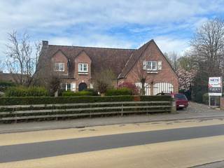 Zéér ruime gezinswoning op een perceel van 1.208m² te Essen-centrum! De kwalitatief stevig gebouwde woonst bevat een riante inkomhal, een...