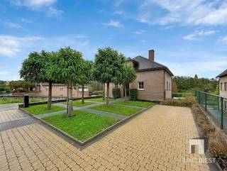 <p><span>Op een gunstige ligging in Testelt bevindt zich deze ruime en verrassend veelzijdige woning, gebouwd in 1997 en gelegen op een mooi perceel van 16a 38ca. <br />De woning combineert comfortabele leefruimtes, veel praktische bergruimte en een energiezuinig karakter dankzij het gunstige EPC van 147 en de aanwezigheid van 18 zonnepanelen.<br />Een belangrijke troef is dat de woning beschikt over een conforme elektrische keuring, waardoor u als koper meteen met een gerust gevoel kunt instappen. <br />Bovendien leveren de zonnepanelen nog gedurende 4 jaar groenestroomcertificaten op, goed voor ongeveer € 1.320 per jaar.</span></p><p><span>De woning is opgebouwd over verschillende niveaus, wat zorgt voor een aangename en unieke indeling. <br />Op straatniveau bevinden zich 3 volwaardige slaapkamers, een badkamer en een douchekamer. De kamers zijn lichtrijk en praktisch ingericht.<br />Op de zolderverdieping werd een aparte studio ingericht. Deze ruimte biedt tal van mogelijkheden: als extra slaapkamer, hobbyruimte, tienerkamer, gastenverblijf of zelfstandige werkplek. <br />Dankzij de aparte indeling vormt dit een waardevolle meerwaarde binnen de woning.<br />Op tuinniveau bevinden zich de aangename leefruimtes. De leef- en eetruimte geniet van veel natuurlijke lichtinval en sluit mooi aan bij de groene omgeving. <br />De keuken met ontbijthoek vormen samen een praktische en gezellige plaats voor het dagelijkse gezinsleven. <br />Aan de keuken is een handige berging / wasplaats met inloopdouche. <br />Daarnaast is er op deze verdieping een aparte bureelruimte, ideaal voor wie thuis werkt, studeert of nood heeft aan een rustige administratieve werkplek. Verder vinden we hier een sas met ingemaakte kasten en een apart toilet <br />Een bijkomende grote troef is de volledig bruikbare kelder onder de ganse woning. <br />Deze ruimte biedt uitzonderlijk veel opslagmogelijkheden en wordt gebruikt als berging, voorraadruimte, technische ruimte, hobbyruimte en werkplaats.</span></p><p><span>Ook buiten biedt deze woning heel wat potentieel. <br />Het ruime, diepe perceel, de groene omgeving en de aanwezigheid van terras- en tuinruimte met 2 tuinhuizen maken dit een aangename plek om tot rust te komen.</span></p><p><span>Belangrijkste troeven:<br />- Direct bewoonbare woning uit 1997<br />- Gunstige ligging nabij winkels in Testelt<br />- EPC 147 = B-label <br />- Elektriciteit conform tot 27/08/2051<br />- 18 zonnepanelen<br />- Nog 4 jaar groenestroomcertificaten met een opbrengst van ongeveer € 1.320 per jaar<br />- 3 volwaardige slaapkamers &amp; mits het plaatsen van gyprocwanden in de studio zijn er 6 slaapkamers mogelijk</span></p><p><span>- Een badkamer met hoekbad én een douchekamer<br />- Studio op de zolderverdieping<br />- Aangename leefruimtes op tuinniveau<br />- Aparte bureelruimte<br />- Volledig droge en bruikbare kelder onder de woning<br />- Veel ruimte, lichtinval en unieke indeling</span></p><p><span>- Diepe tuin die in agrarisch gebied gelegen is</span></p><p><span>- 2 tuinhuizen</span></p><p><span>- Carport voor 2 wagens</span></p><p><span>- Alarm: professioneel inbraak- en brandalarm voorzien (zonder camera's)</span></p><p><span>Kortom: Een ideale woning voor wie op zoek is naar ruimte, comfort, energiezuinigheid en een groene woonomgeving nabij alle faciliteiten in Testelt.</span></p><p><span>Kom je deze aangename woning graag zelf ontdekken of heb je nog vragen? Neem gerust contact op voor meer informatie of een bezoek ter plaatse.</span></p><p><span>Contacteer ons voor een bezoek op 013 31 25 22 of mail <span>nathalie@immodiest.be</span></span><span> </span></p><p><span>We helpen je met een glimlach verder op zoek naar jouw nieuwe thuis.</span></p><p><span>In afwachting van het bezoek kan u alvast de virtuele tour bekijken op www.immodiest.be. </span></p><p><span> </span></p>