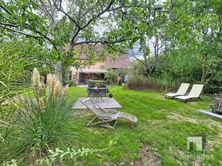 <p><span>Op zoek naar een woning met ruimte, karakter, rust én een tuin waar u écht tot adem komt? Dan is deze prachtige gezinswoning aan de </span><span>Butserenstraat 29 in Koersel-Beringen</span><span> absoluut een bezoek waard. Deze woning, gebouwd in de jaren negentig, combineert een stevige basis met een bijzonder aangename woonbeleving en vormt een ideale thuis voor gezinnen die nood hebben aan plaats, comfort en privacy.</span></p><p><span>Topics</span></p><p><span>- schitterende tuin, uitgevend op een paardenweide;</span></p><p><span>- kortbij centrum Beringen;</span></p><p><span>- drie ruime slaapkamers;</span></p><p><span>- electriciteit conform, geen asbest, degelijk EPC-label;</span></p><p><span>De woning bevindt zich op een mooi perceel van </span><span>12a47ca</span><span> en geniet van een rustige ligging in Koersel, op ongeveer </span><span>4 km van het centrum van Beringen</span><span>. U woont hier landelijk en groen, maar toch met winkels, scholen, verbindingswegen en dagelijkse voorzieningen binnen vlotte bereikbaarheid. De ligging is bijzonder aangenaam voor wie graag rustig thuiskomt, zonder in te boeten op praktische bereikbaarheid.</span></p><p><span>Een van de grote troeven van dit eigendom is zonder twijfel de </span><span>prachtige tuin</span><span>. Achteraan grenst de tuin aan een weide waar paarden gehouden worden, wat zorgt voor een uitzonderlijk landelijk en open gevoel. De tuin werd bewust op een natuurlijke, licht wilde manier aangelegd, waardoor hij een charmante, ontspannen en bijna parkachtige sfeer uitstraalt. Dankzij de ideale oriëntatie, de aanwezige beplanting en de bomen geniet u hier op elk moment van de dag van aangename plekjes zon én schaduw. Zeker tijdens warme zomerdagen is dit een heerlijke plek om te vertoeven, te ontspannen, te lezen, te spelen of gezellig samen te komen met familie en vrienden.</span></p><p><span>Binnenin biedt de woning bijzonder veel ruimte. Met </span><span>drie zeer ruime slaapkamers</span><span> is dit een huis dat perfect beantwoordt aan de noden van grotere gezinnen, nieuw samengestelde gezinnen of bewoners die extra kamers wensen voor bureau, hobbyruimte of logeerkamer. Eén van de slaapkamers beschikt bovendien over een </span><span>dressing</span><span>, wat extra comfort en opbergruimte biedt. De indeling voelt royaal aan en geeft tal van mogelijkheden om de woning volledig naar eigen smaak en levensstijl in te richten.</span></p><p><span>Ook technisch biedt deze woning belangrijke geruststellingen. De </span><span>elektrische installatie is conform</span><span>, er is </span><span>geen asbest aanwezig</span><span> en de woning behaalt een </span><span>EPC-label C</span><span>. Dat zijn sterke elementen voor kopers die op zoek zijn naar een degelijke woning met een correcte energetische basis. Bovendien kan, onder voorbehoud van het voldoen aan de wettelijke voorwaarden, het verlaagde tarief van </span><span>2% registratierechten</span><span> mogelijk van toepassing zijn. Laat dit uiteraard steeds bevestigen door uw notaris of fiscaal adviseur.</span></p><p><span>Deze woning is een echte </span><span>topaanbieding</span><span> voor wie ruimte, rust en groen belangrijk vindt. De combinatie van het royale perceel, de ruime slaapkamers, de mooie tuin met zicht op de achterliggende weide en de aangename ligging in Koersel maakt dit eigendom bijzonder aantrekkelijk. Hier vindt u geen standaardwoning, maar een warme thuis met karakter, potentieel en een uitzonderlijk aangename buitenbeleving.</span></p><p><span>Wilt u deze woning zelf ontdekken? Neem dan contact op met </span><span>Immo Diest</span><span> voor meer informatie of een bezoek ter plaatse.</span></p><p><span>Bezoek? </span><span><br /></span><span>Immo Diest</span><span><br />Tel. kantoor: <span>013 31 25 22</span></span><span><br />Makelaar: </span><span>Jan Vanonckelen</span><span><br />E-mail: <span>jan.vanonckelen@immodiest.be</span></span><span><br />Website: <span>www.immodiest.be</span></span></p>