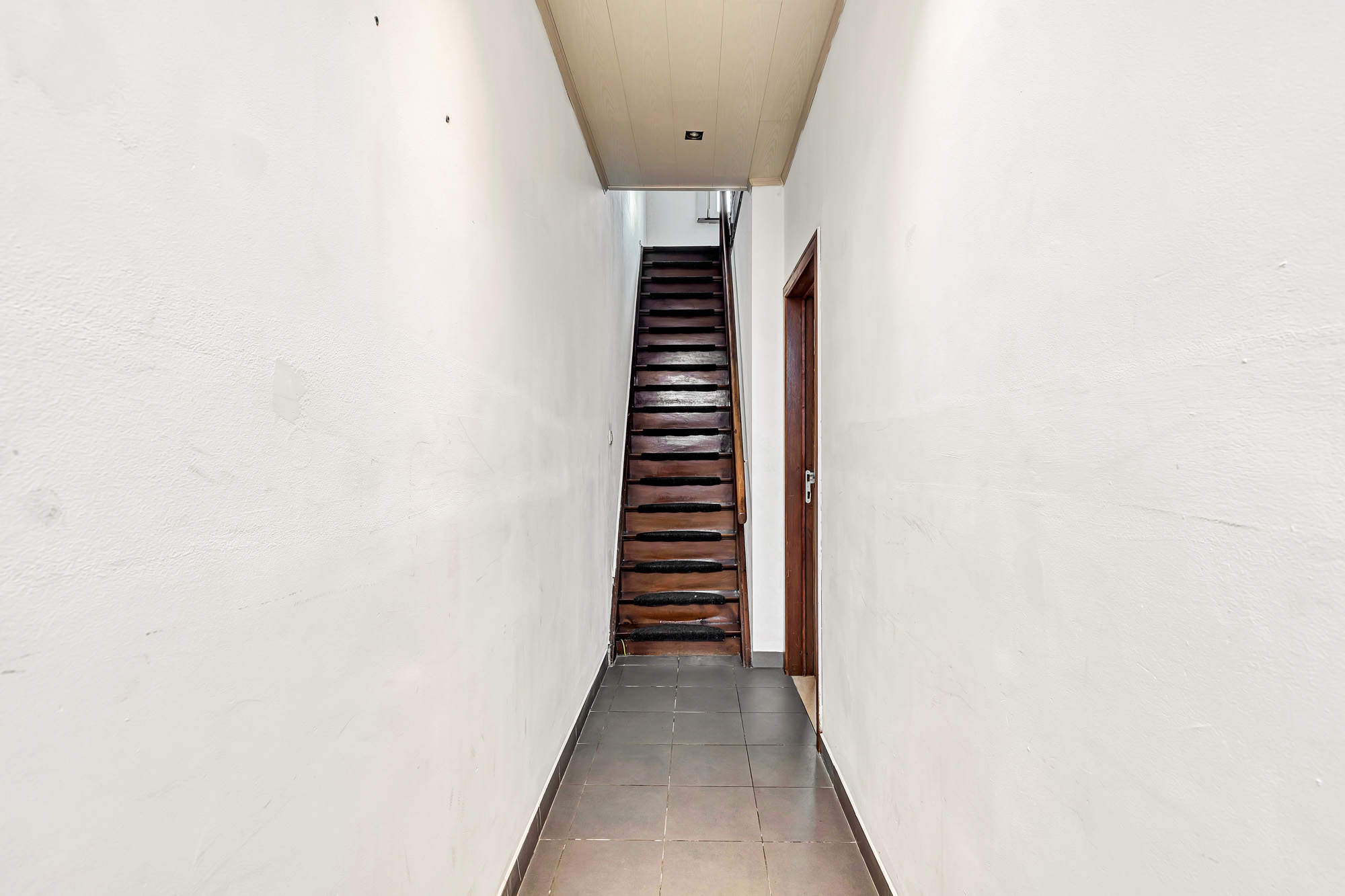 Gezellige rijwoning met tuin en achteruitweg - foto 2