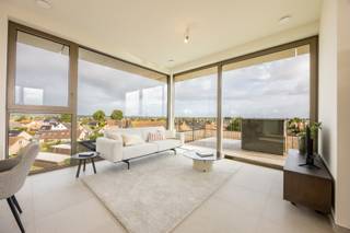 Dit appartement maakt deel uit van het nieuwbouwproject 'Residentie Vue' te Veurne.<br />Alle appartementen hebben een energiezuinig karakter met een E-peil van maximum 30. Ze beschikken onder andere over vloerverwarming, ventilatiesysteem D en worden verwarmd door middel van een geothermische warmtepomp. <br /><br />Het appartement bevindt zich op de derde verdieping en werd op plan ingedeeld als volgt:<br />Inkom, toilet, berging, lichtrijke leefruimte, noord gericht terras met extensief groendak, open keuken, bergruimte, 1 slaapkamer met dressing en 1 badkamer. <br /><br />Mogelijkheid tot aankoop van autostaanplaats, afgesloten garage en/of kelderberging in het ondergronds complex. <br /><br />Appartement: 79,99 m²<br />Terras: 19,64 m²