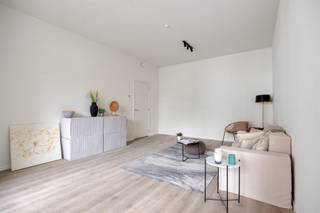 <p><span>APP. SITUÉ AU CENTRE DE LA VILLE. AVEC 2 SLKS + TERRAS <br /><br /></span></p><p><span>A Woluwe-Saint-Lambert, nous trouvons cette belle résidence située dans la Neerveldstraat. Dans les environs, nous trouvons plusieurs établissements d'enseignement, plusieurs supermarchés, Woluwe Shopping, des commerçants locaux, des transports en commun, ... ... Nous sommes à environ quinze minutes du centre ville d'une part, et à proximité des villes environnantes telles que Zaventem et Bruxelles d'autre part. </span></p><p><span> </span></p><p><span>Au rez-de-chaussée de cette nouvelle résidence appelée Twin Falls,  se trouve ce bel appartement de plus de 80m². Nous entrons dans l'appartement par le hall d'entrée qui donne accès aux toilettes séparées et à l'espace de vie. L'espace de vie sert de salon et de salle à manger. Attenante à cet espace, on trouve une cuisine intemporelle et entièrement équipée. En passant par l'espace de vie, on accède au couloir qui dessert les toilettes, une salle de bains entièrement équipée et deux chambres à coucher. Un détail agréable est la présence d'une terrasse.</span></p><p><span> </span></p><p><span>Pourquoi Twin Falls ? </span></p><p><span>- Excellente situation</span></p><p><span>- Présence d'un ascenseur</span></p><p><span>- Offre diversifiée : studio's, appartements avec 1/2 ou 3 chambres à coucher </span></p><p><span>- Une résidence énergétiquement performante et prête pour l'avenir (label EPC A/B, présence de panneaux solaires)</span></p><p><span> </span></p><p><span>Cerise sur le gâteau, une cave/unité, un local à vélos commun et un local à poubelles sont inclus dans le loyer. En outre, il est possible de louer une place de parking en surface/fermée à 125,00 €/mois. </span></p><p><span> </span></p><p><span>Curieux de découvrir ce beau projet de construction neuve ? Demandez plus d'informations ou une visite via <span>info@pillar.estate</span></span><span> ou contactez-nous au 033 695 695 </span>. </p><p><span>A bientôt ! <br />Les</span><span>surfaces mentionnées sont uniquement indicatives. Pillar ne peut être tenu responsable de l'exactitude des données qu'il a fournies. </span></p><p><span> </span></p>