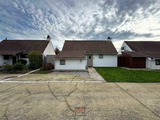 <p><strong>OPEN HOUSE - Zaterdag 25 APRIL 2026 - VAN 14u tot 16u - (op afspraak)</strong><br /><br />Ontdek dit volledig gerenoveerde en instapklare vissershuis met drie slaapkamers, waarvan één op het gelijkvloers. De woning beschikt over een ruime zuidgerichte tuin met tuinhuis, een moderne badkamer, een doordachte, volledig uitgeruste keuken en een afzonderlijke parkeerplaats.<br /><br />Gelegen in het rustige recreatiepark te Adinkerke – De Panne, aan de rand van het betoverende natuurreservaat Calmeynbos en op slechts 3 km van het strand en de zee, geniet deze woning van een uitzonderlijke ligging.<br /><br />De woning biedt een kwalitatieve afwerking en doordachte indeling de ideale mix van comfort, rust en vakantiegevoel — perfect als tweede verblijf of voor vakantieverhuur aan zee.</p>