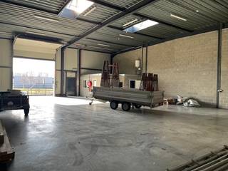 Unité PME neuve de 280 m² stratégiquement située à louer dans la zone industrielle de Genk-Zuid. Cet emplacement offre un accès direct aux sorties...