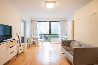 Instapklare studio van 45 m² in perfecte staat van onderhoud en gunstig gelegen ten opzichte van het openbaar vervoer en winkelsHet appartement bevindt zich op de 2e verdieping in een kleine mede-eigendom.. Ideaal voor een vaste stek (pied-à-terre) of voor een investering.Er is ook nog een lift, een gepantserde inkomdeur en een kelder.De indeliong is als volgt : een inkomhal met apart toilet en vestiairekast, een lichtvolle leefruimte met ingebouwde kasten en een ingebouwde uitklapbaar bed, een recente vernieuwde douchekamer en een zeer recente ingerichte keuken.Zeer aangename living en zo goed als instapklaar.