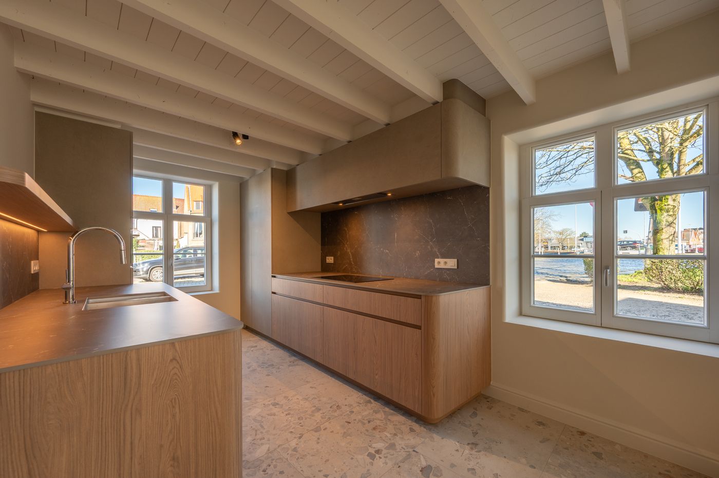 Stijlvol gerenoveerde woning op toplocatie aan de Potterierei - photo 4