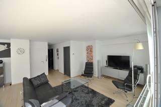 Instapklaar penthouse met een zeer ruim terras ( 20m²) en zijdelings zeezicht rustig gelegen op een boogscheut van de zee en het commercieel...